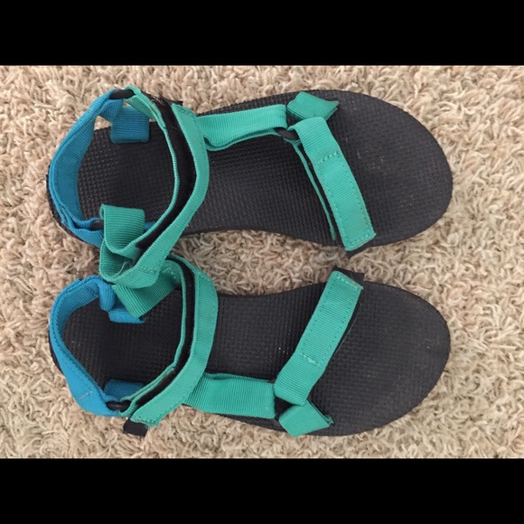 multi color tevas!!