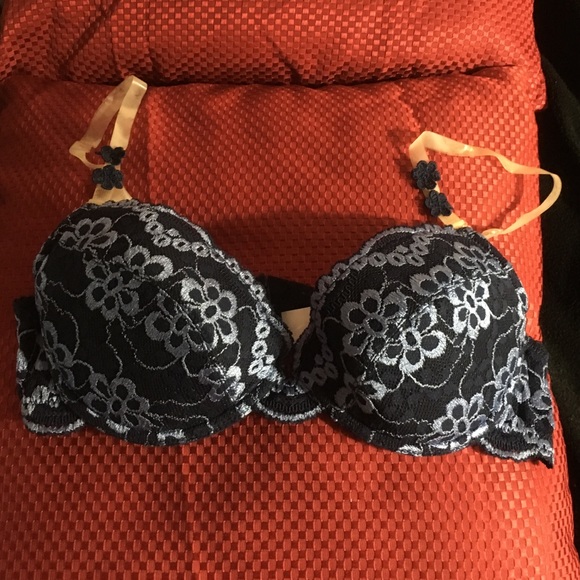 Lace bra with removable straps
