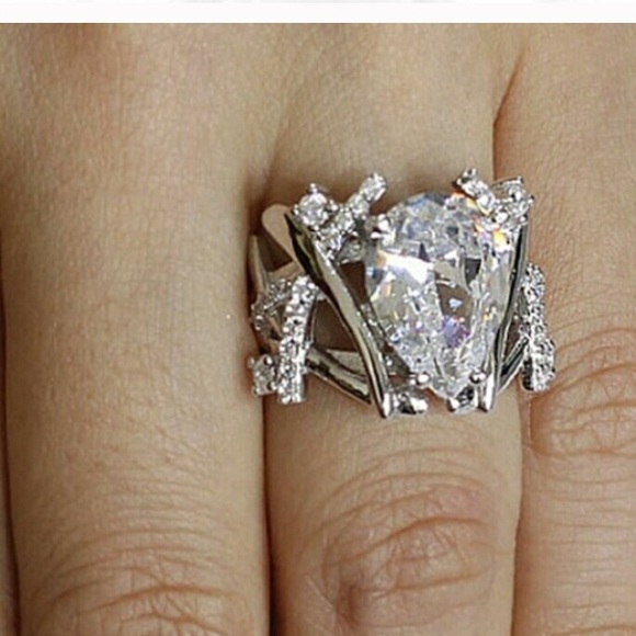 Size 7.  Gorgeous ring.  Too big for me. Worn once