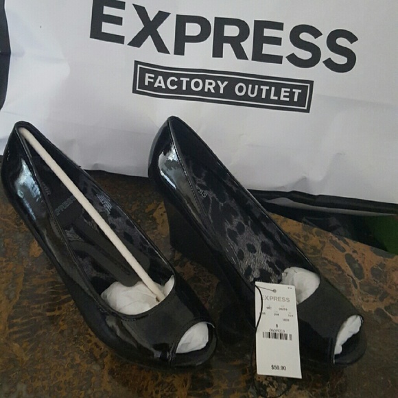 Black pumps