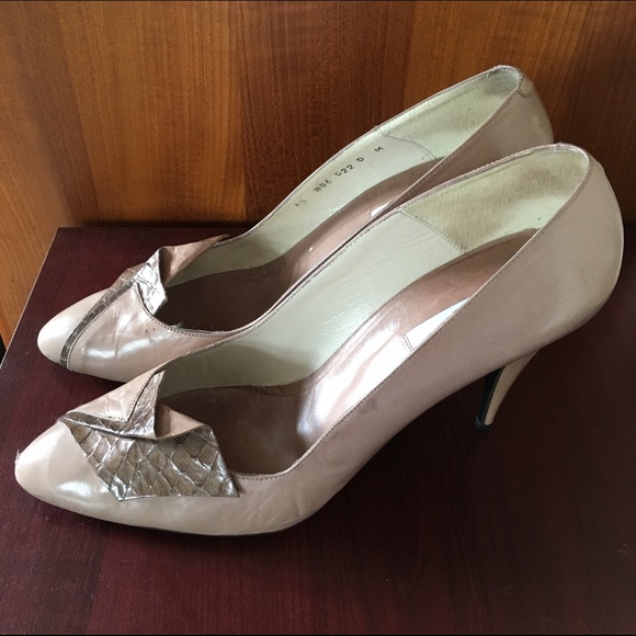 All leather pumps