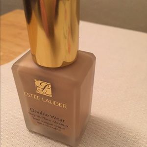 Estée Lauder Double Wear foundation in 1N2 Ecru