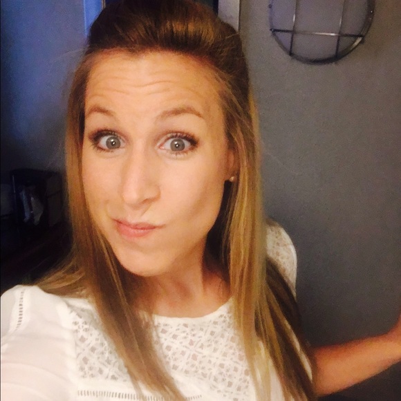 Meet your Posher, Lauren - Picture 2 of 4