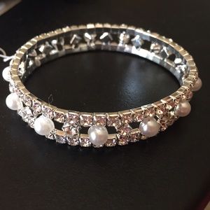 Pearl and crystal stretch bracelet