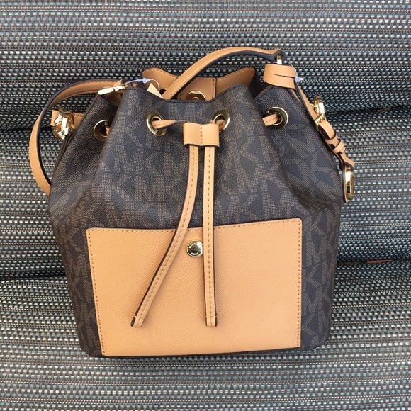 Michael Kors Handbags - 1 HOUR SALE 🎊🎉🎊🎉🎊🎉🎊Michael Kors bucket bag