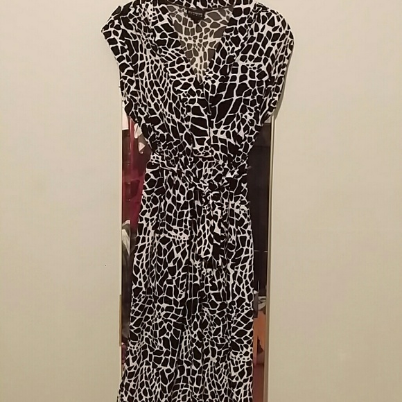 Dress w/button detail cap sleeves