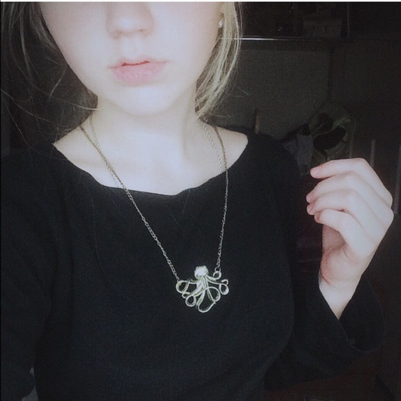 (D2) Kraken Necklace - Picture 4 of 4