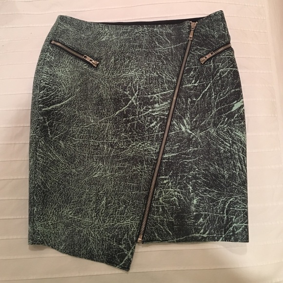 Brand new GUESS skirt