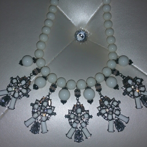 STATEMENT NECKLACE - Picture 2 of 3