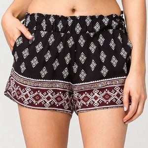 Accent Border Shorts