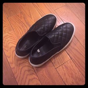 Slip on black sneakers. Vans style