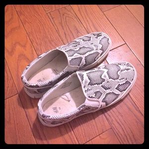Slip on sneakers. Animal print. Vans style.