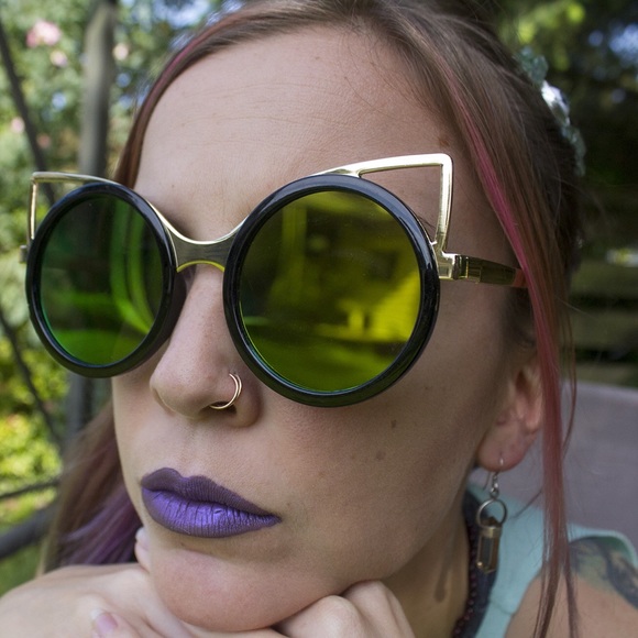 Last 1 Sale! ๐ Mermaid Cat Eye Cut Out Sunnies ๐ - Picture 4 of 4