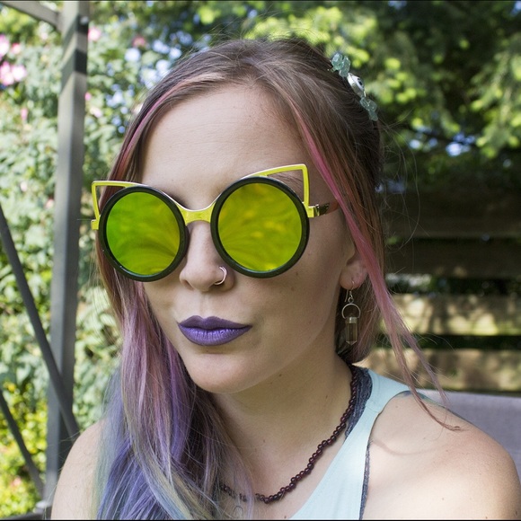 Last 1 Sale! ๐ Mermaid Cat Eye Cut Out Sunnies ๐ - Picture 3 of 4