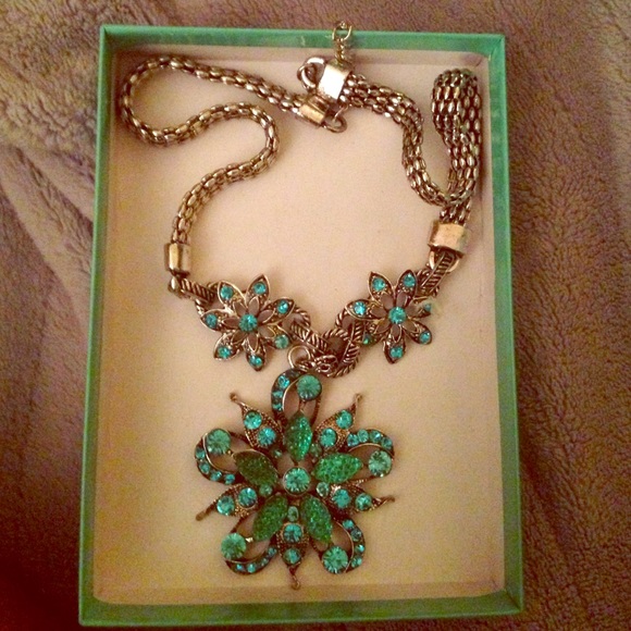 Teal flower necklace🌸 - Picture 1 of 1