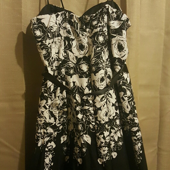 Dress - Picture 4 of 4