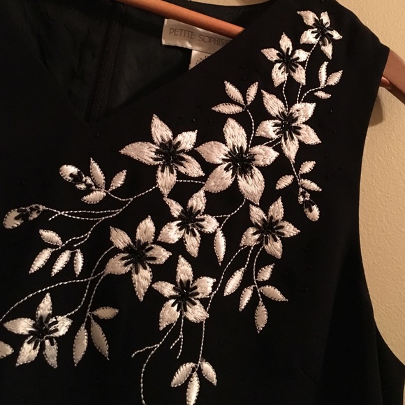 🌸2/$10 Sleeveless Top w/Embroidery & Beads Sz 12