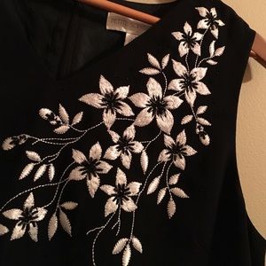 🌸2/$10 Sleeveless Top w/Embroidery & Beads Sz 12