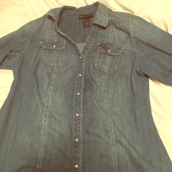 Denim shirt. Snaps