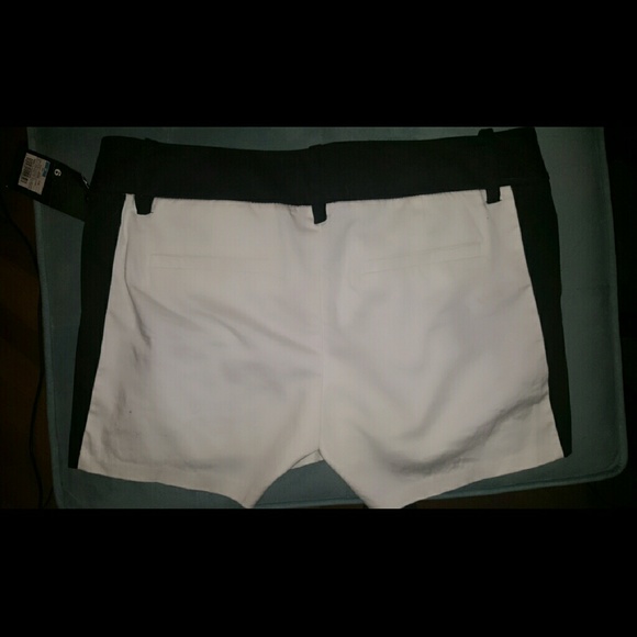 Black and white shorts - Picture 2 of 2