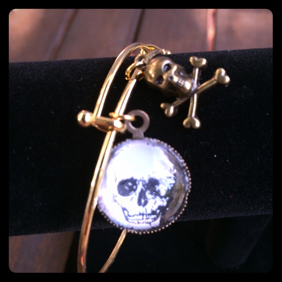 Adjustable gold bangle w/skull charms