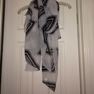 Black and white scarf