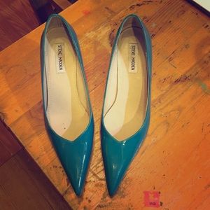 Teal pointed kitten heels