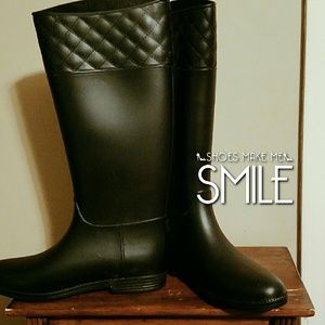 Thumbs Up Rain Boots by Dirty Laundry