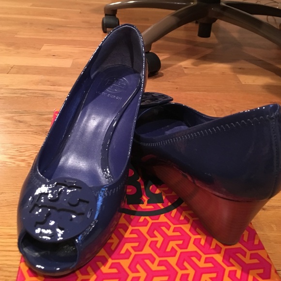 Blue peep toe patent leather wedge