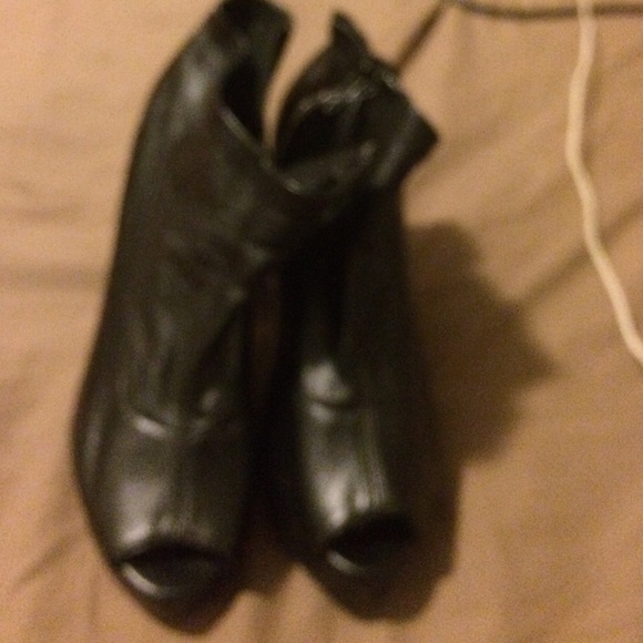 Ladies black ankle shoe boot leather toe out