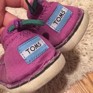 Nearly NEW Magenta TOMS