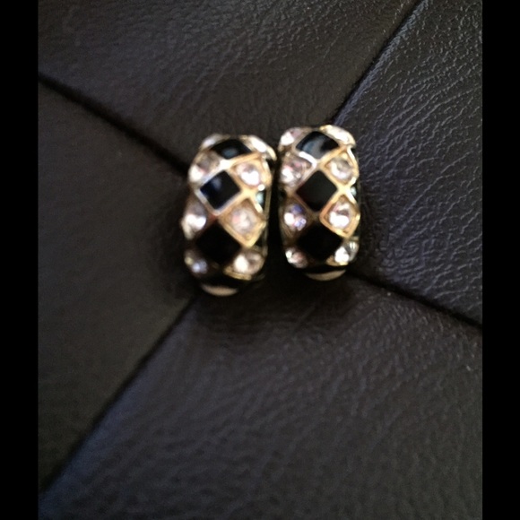 🌓🌓Lovely Gold Tone Clip On Earrings🌗🌗 - Picture 1 of 4