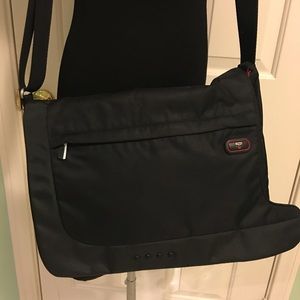 ❤️Tumi Black Crossbody Tech Case❤️