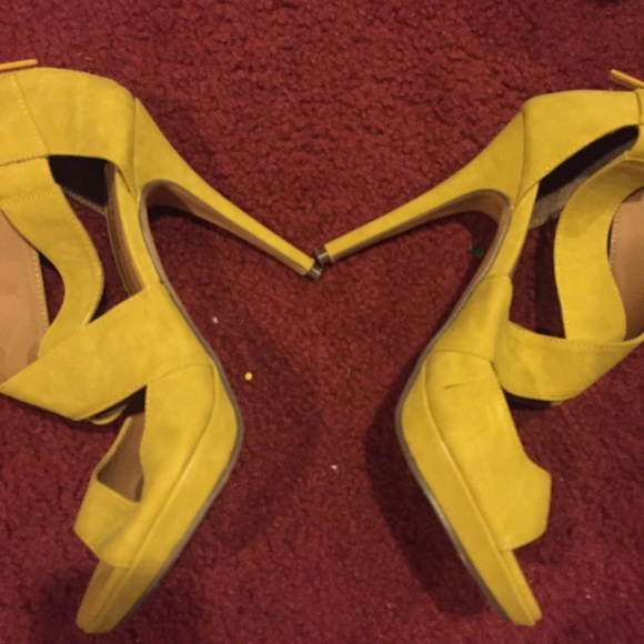 Michael Antonio yellow pumps - Picture 2 of 4