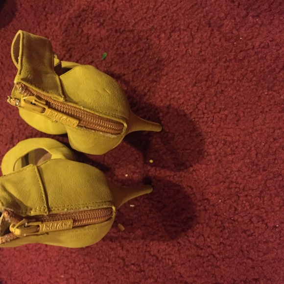 Michael Antonio yellow pumps - Picture 3 of 4