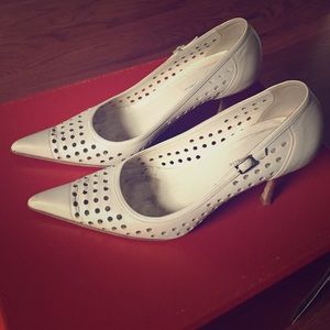 Banana Republic perforated cream pumps