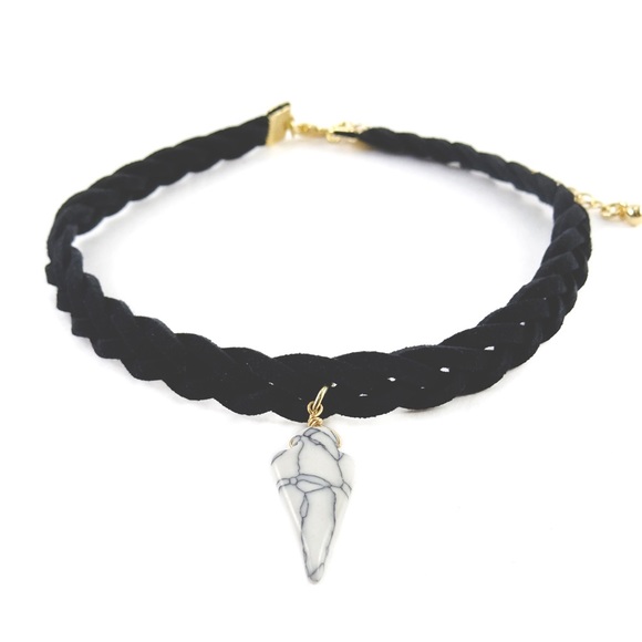 Check out my closet for a NEW arrowhead choker! 🆕