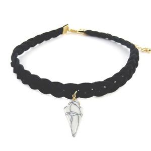 Check out my closet for a NEW arrowhead choker! 🆕