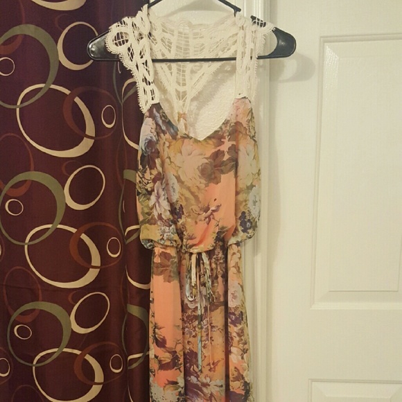 Maxi style dress with lace detail - Picture 1 of 3