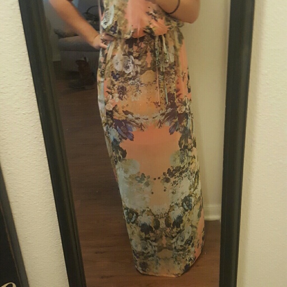 Maxi style dress with lace detail - Picture 2 of 3