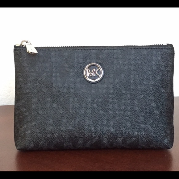 NWT Michael Kors Travel Case Item# 35F5SFTM4B