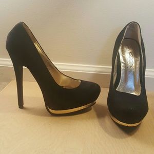 Black Pumps
