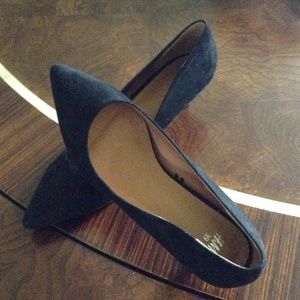 BLACK SUEDE KitTEN HEELs