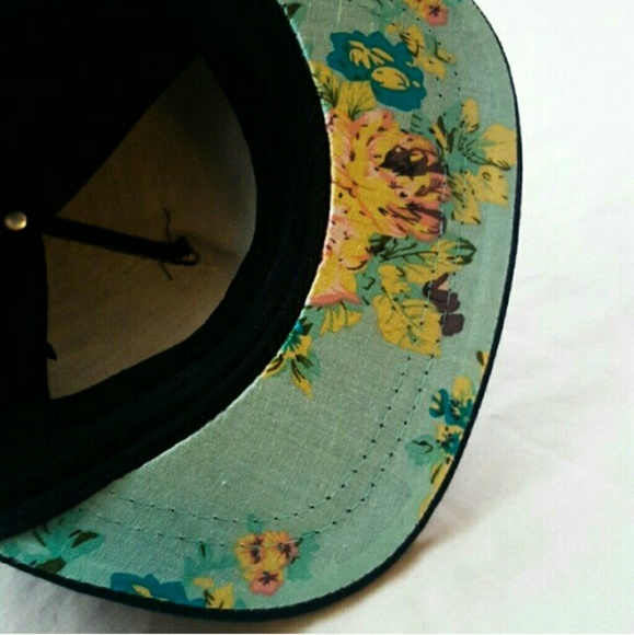 Floral snapback hat - Picture 3 of 3