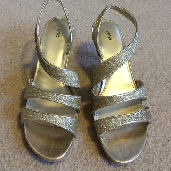 Gold simple heels.