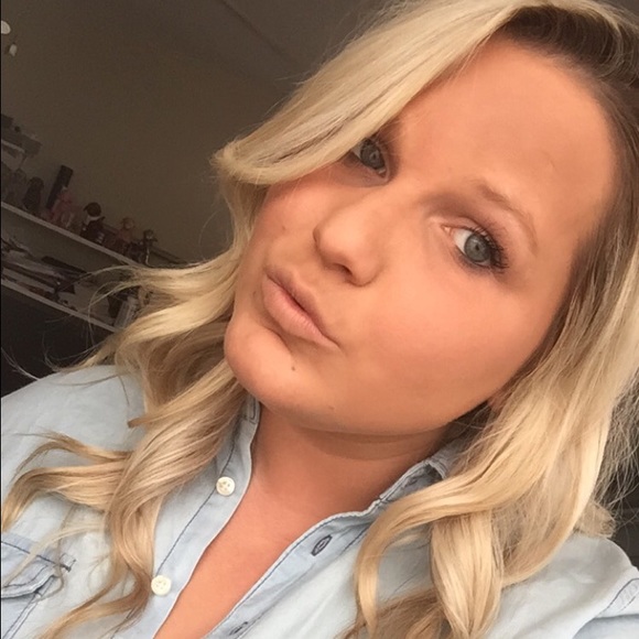 Meet your Posher, Ariana - Picture 1 of 1