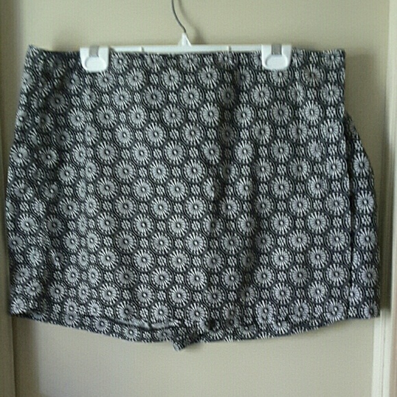 Jones New York, Skort, Black & White Sz. 18.