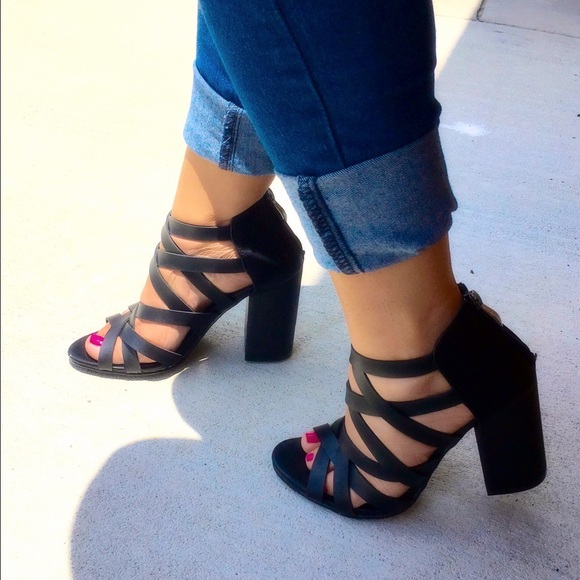 Black cutout booties - Picture 3 of 3