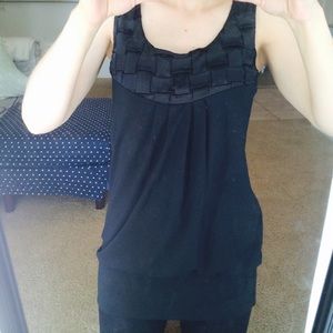 Sleeveless top/tunic.