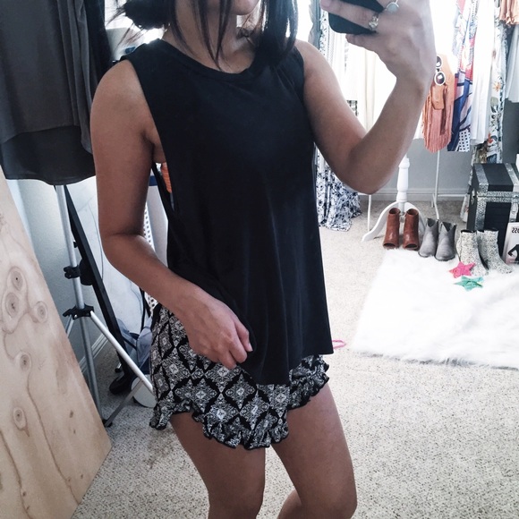 Printed Ruffle Short - Picture 3 of 3